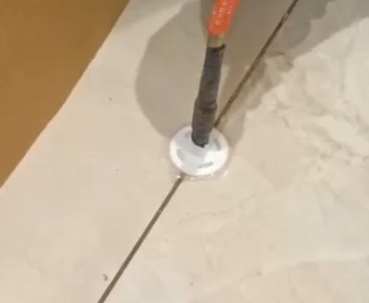 弋阳瓷砖空鼓维修公司专业解答瓷砖在铺贴过程中，如果没有涂抹均匀到位的粘结材料（如水泥砂浆或瓷砖胶），可能会导致以下问题