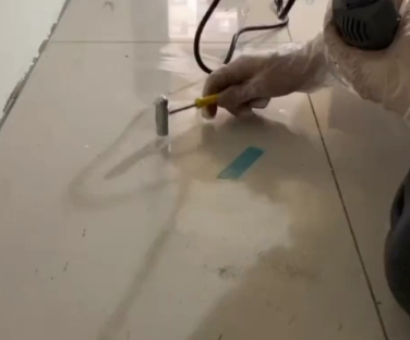 弋阳瓷砖开裂维修公司专业分享瓷砖在铺贴前如果没有沥干水分，将会导致以下问题