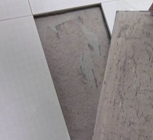 弋阳瓷砖空鼓维修公司分享瓷砖铺贴时如果打浆（即涂抹在瓷砖背面和基层上的砂浆或瓷砖胶）过少，会带来以下问题